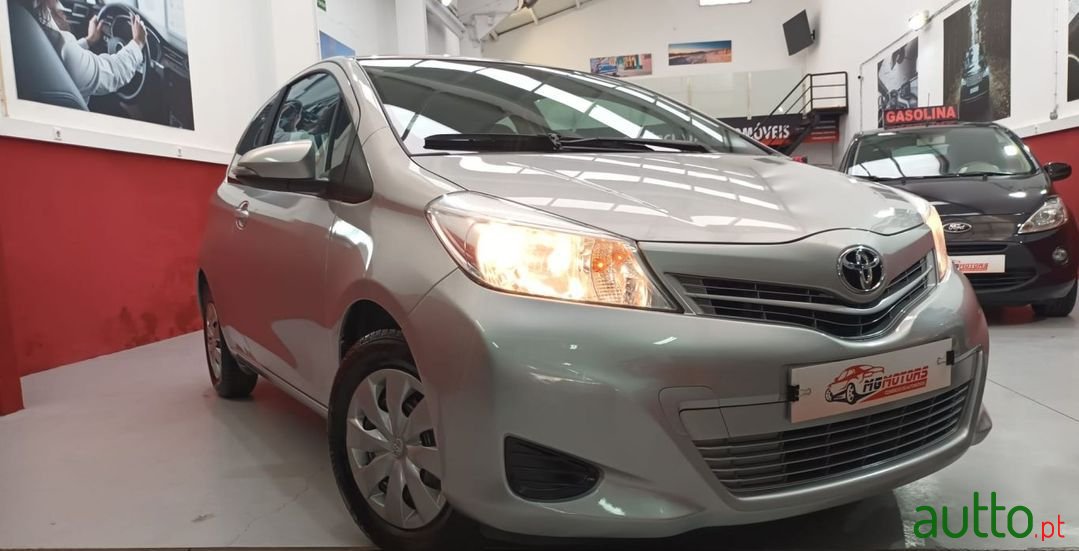 2013' Toyota Yaris photo #3