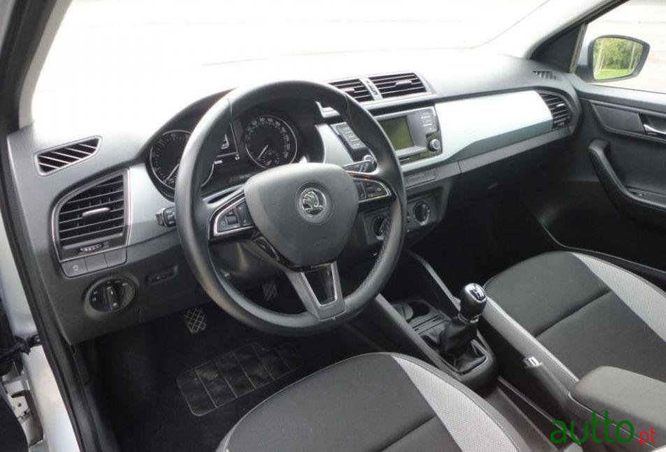 2015' Skoda Fabia 1.0 Ambition photo #2