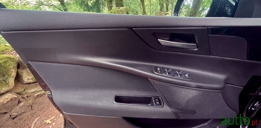 2015' Jaguar Xe photo #3