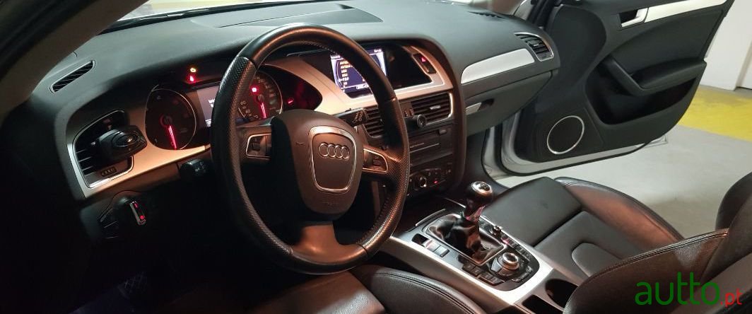 2011' Audi A4 Avant photo #3