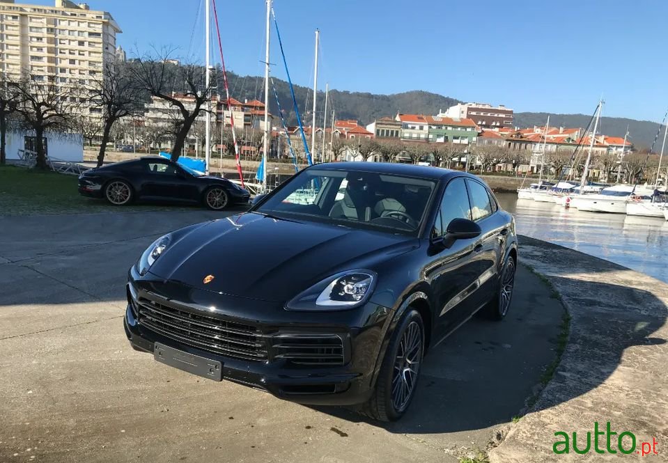 2020' Porsche Cayenne photo #3