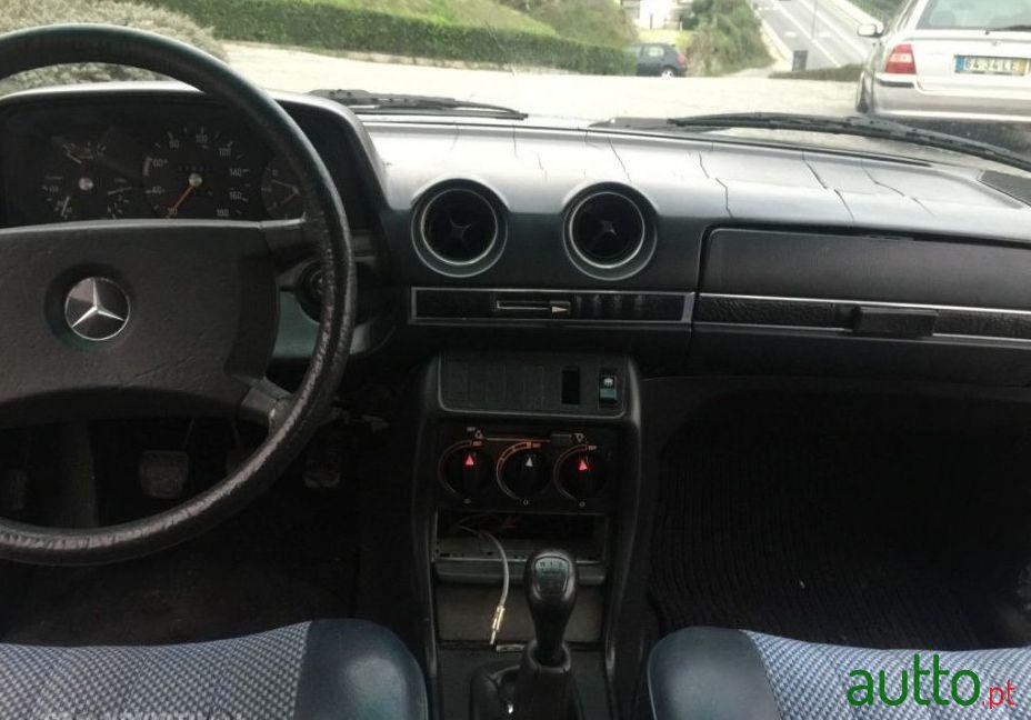 1977' Mercedes-Benz 200 photo #2