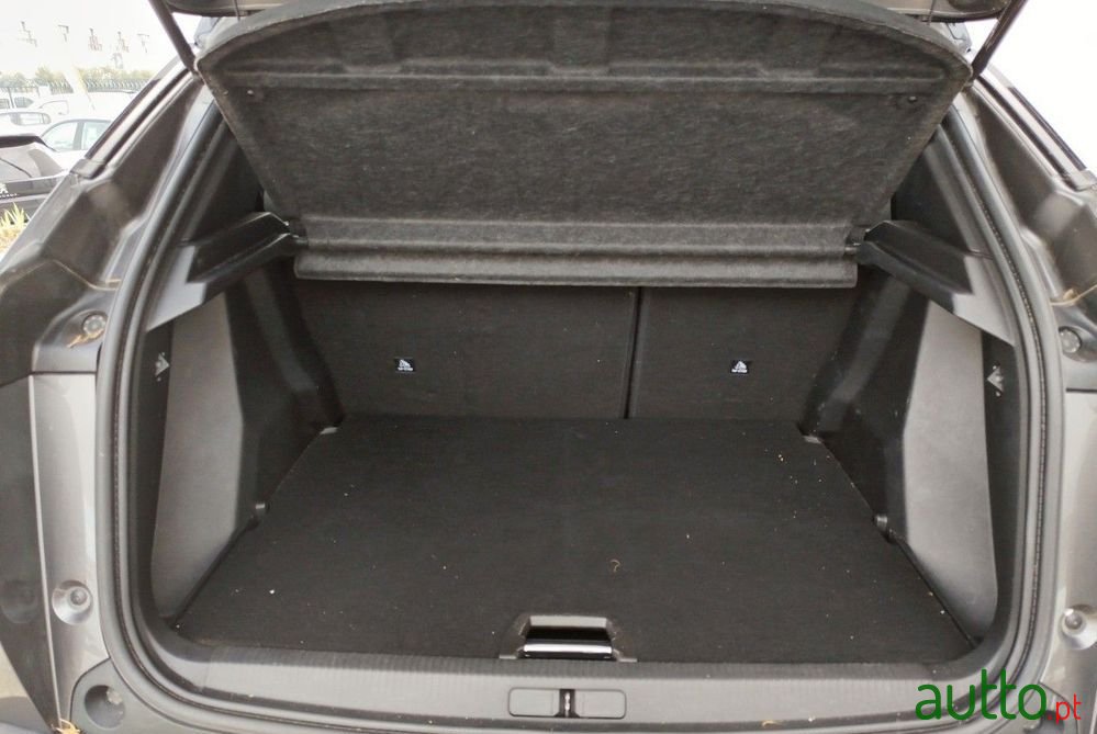 2020' Peugeot 2008 photo #6