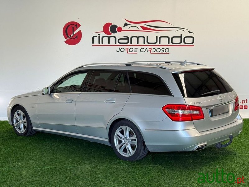 2011' Mercedes-Benz Classe E photo #6