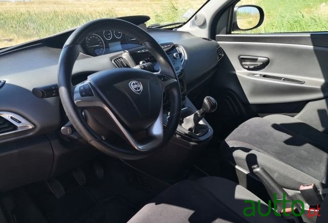 2014' Lancia Ypsilon photo #2