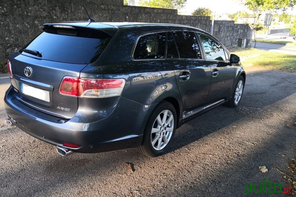 2009' Toyota Avensis Sw photo #3