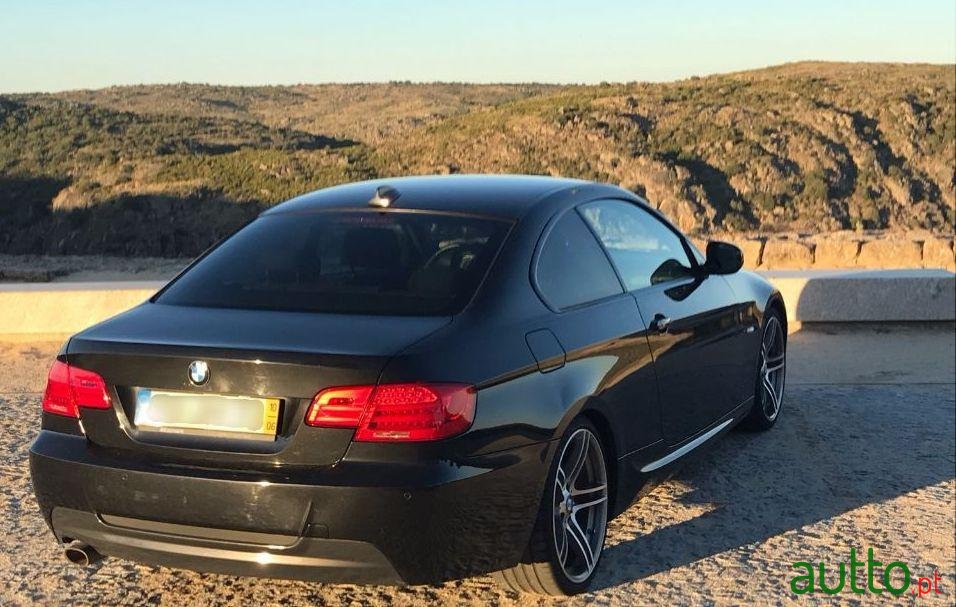 2010' BMW 320 Especial M photo #1