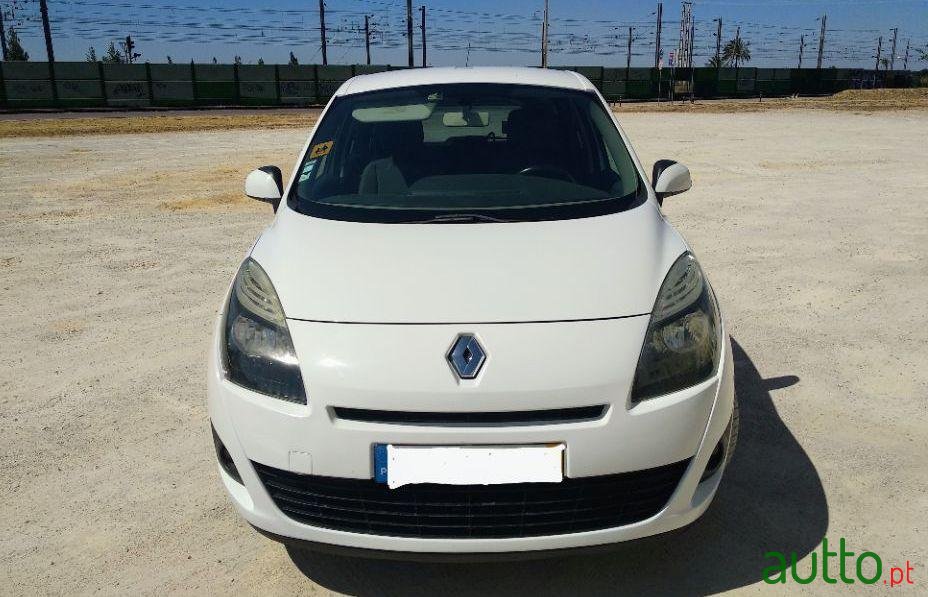 2011' Renault Grand Scenic photo #1