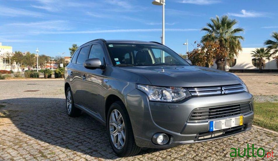 2014' Mitsubishi Outlander photo #4