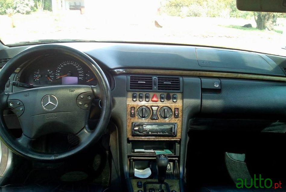 1999' Mercedes-Benz E-270 Avantgarde photo #4