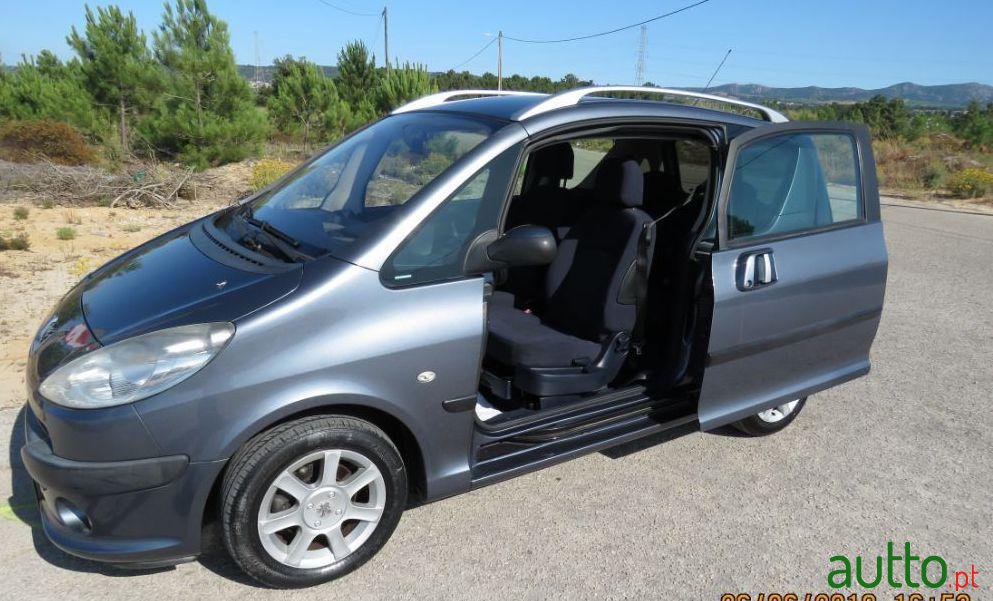 2008' Peugeot 1007 photo #4