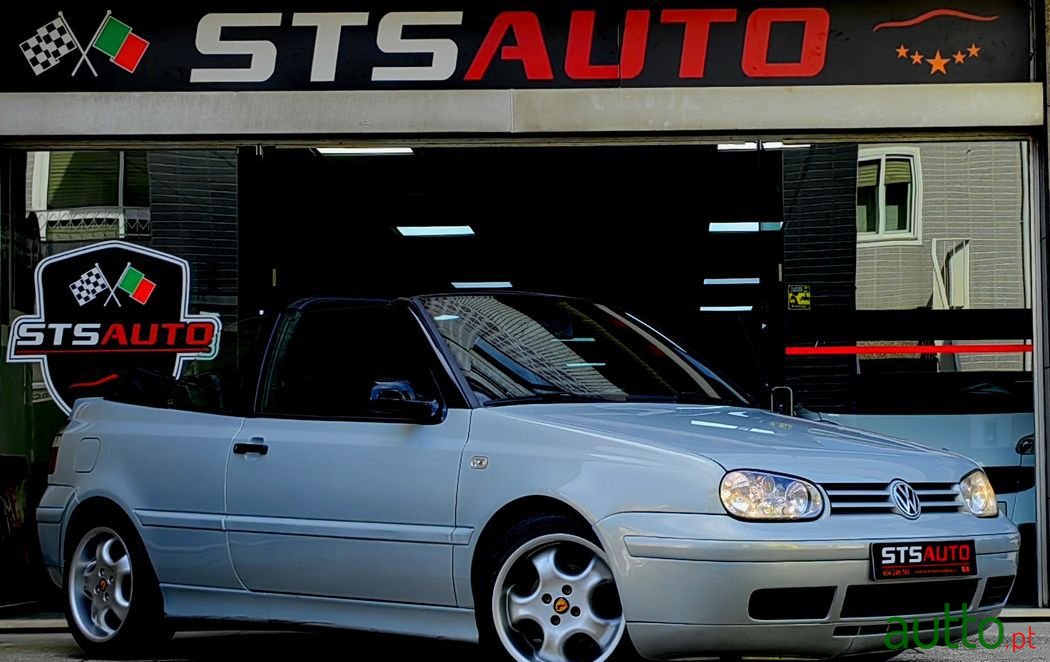 2002' Volkswagen Golf photo #1