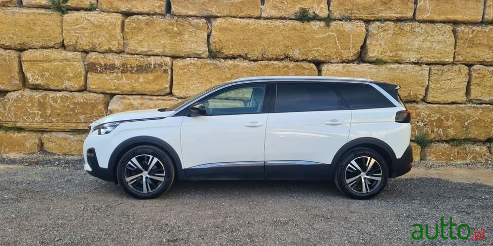 2020' Peugeot 5008 photo #3