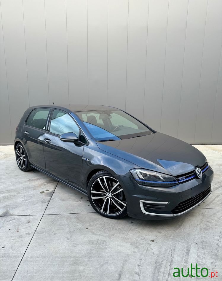 2015' Volkswagen Golf photo #2