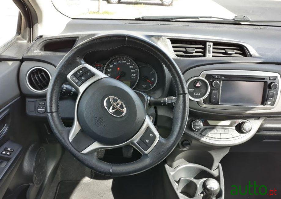 2011' Toyota Yaris photo #4
