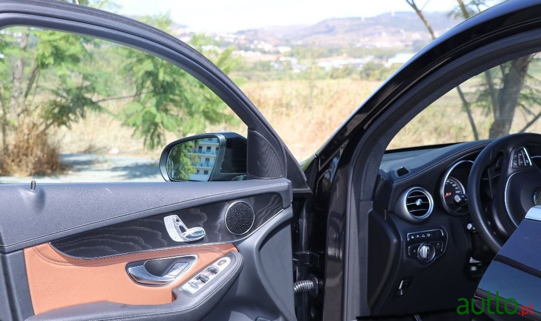 2017' Mercedes-Benz Glc-250 photo #3