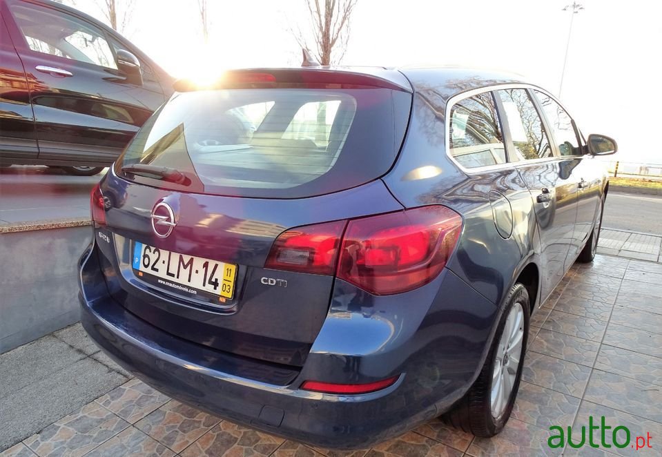 2011' Opel Astra Sports Tourer photo #4