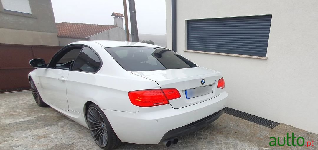 2011' BMW 320 photo #4