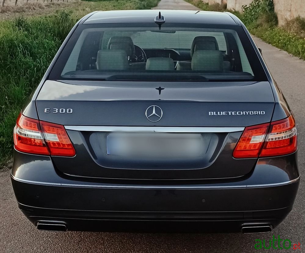 2012' Mercedes-Benz E 300 photo #4