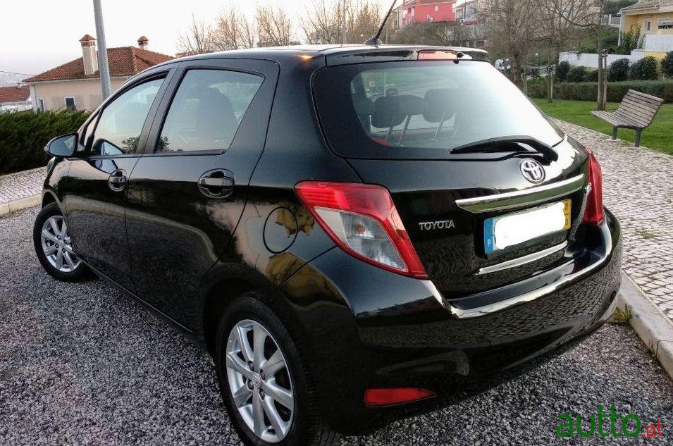 2011' Toyota Yaris photo #3