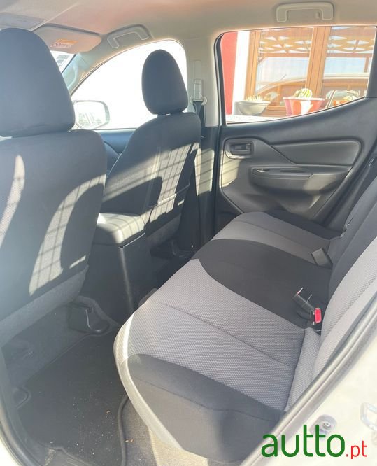 2016' Mitsubishi L200 photo #5