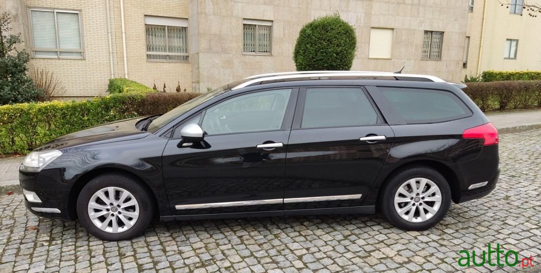 2010' Citroen C5 Tourer photo #3