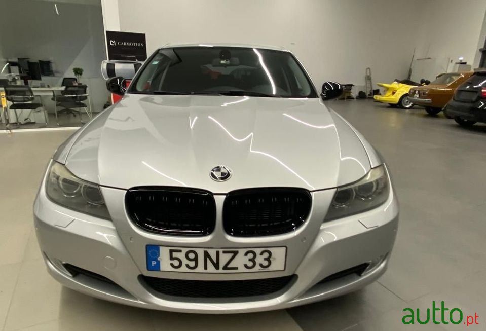 2010' BMW 320 photo #6