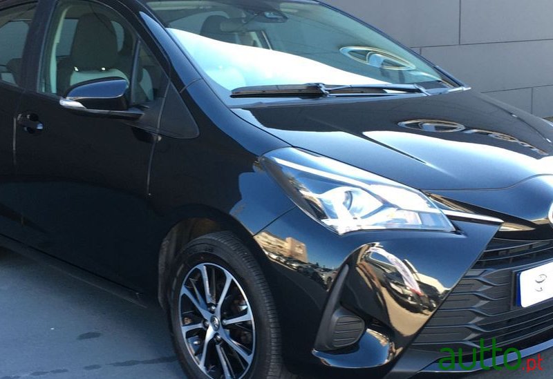 2020' Toyota Yaris Comfort photo #3