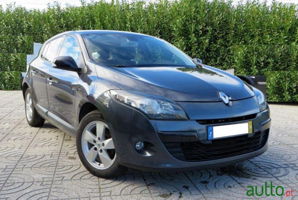 2011' Renault Megane photo #1