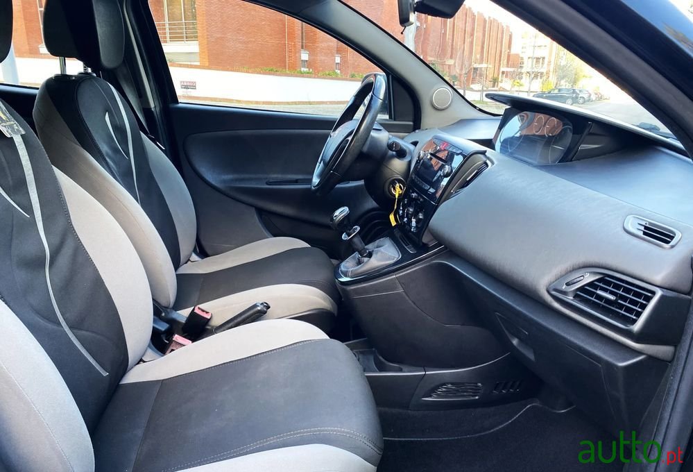 2013' Lancia Ypsilon 1.2 S&S Fashion photo #6