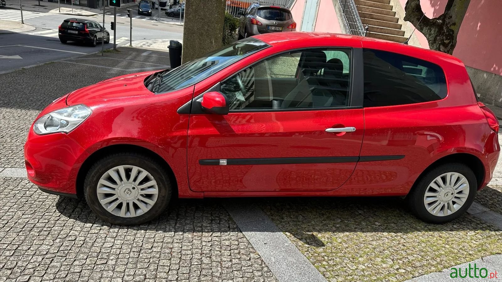 2010' Renault Clio photo #2