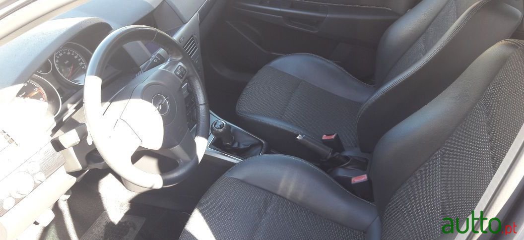 2005' Opel Astra Caravan photo #1