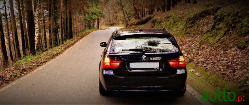 2010' BMW 320 Touring Navigation photo #2
