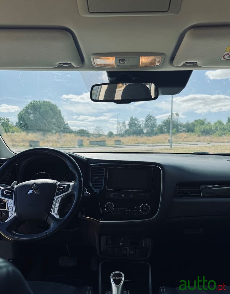 2017' Mitsubishi Outlander photo #5