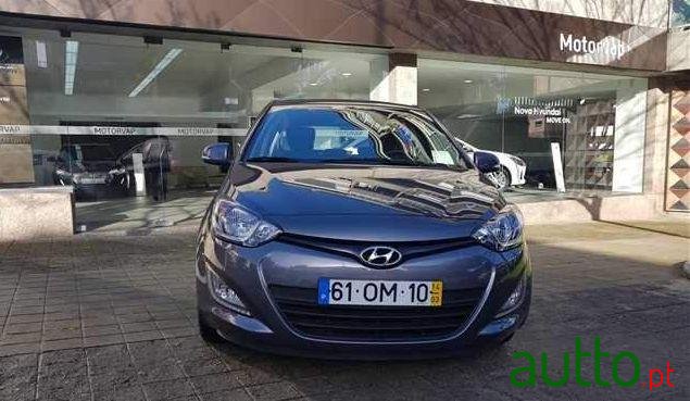 2014' Hyundai i20 1.1 Crdi Urban photo #2