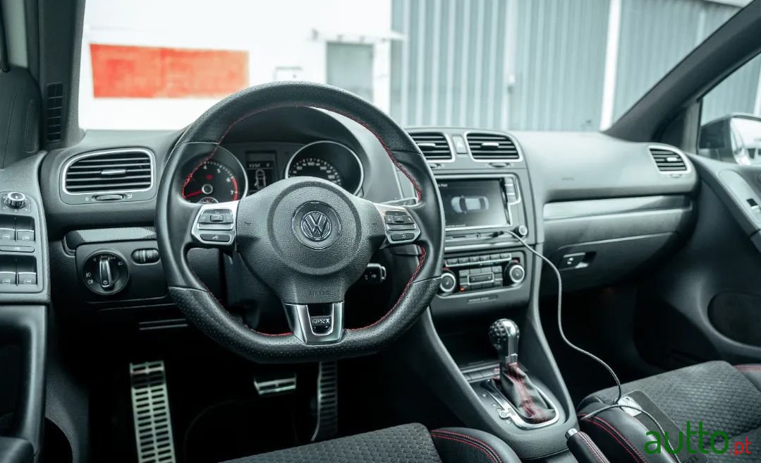 2011' Volkswagen Golf photo #4