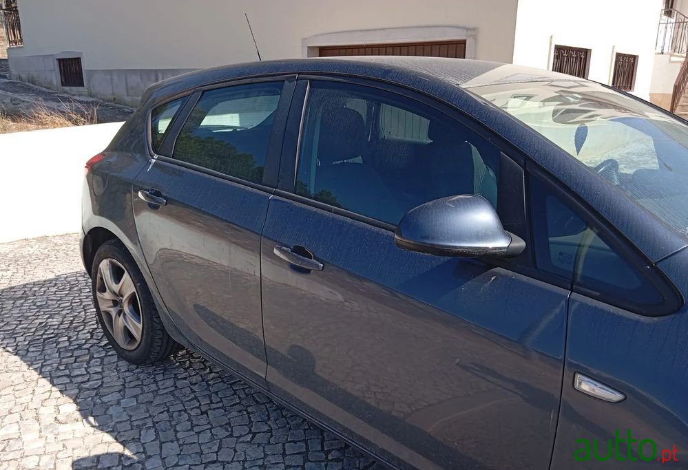 2010' Opel Astra photo #4