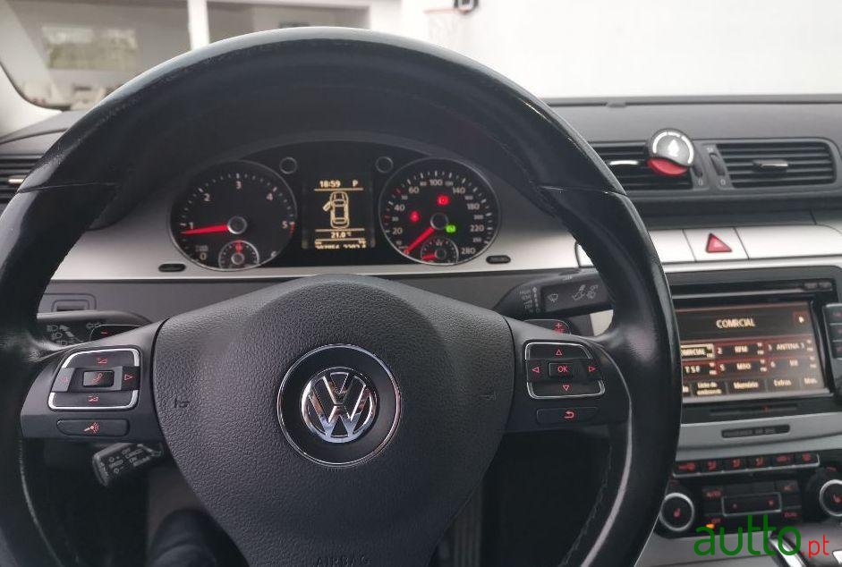 2008' Volkswagen Passat photo #2