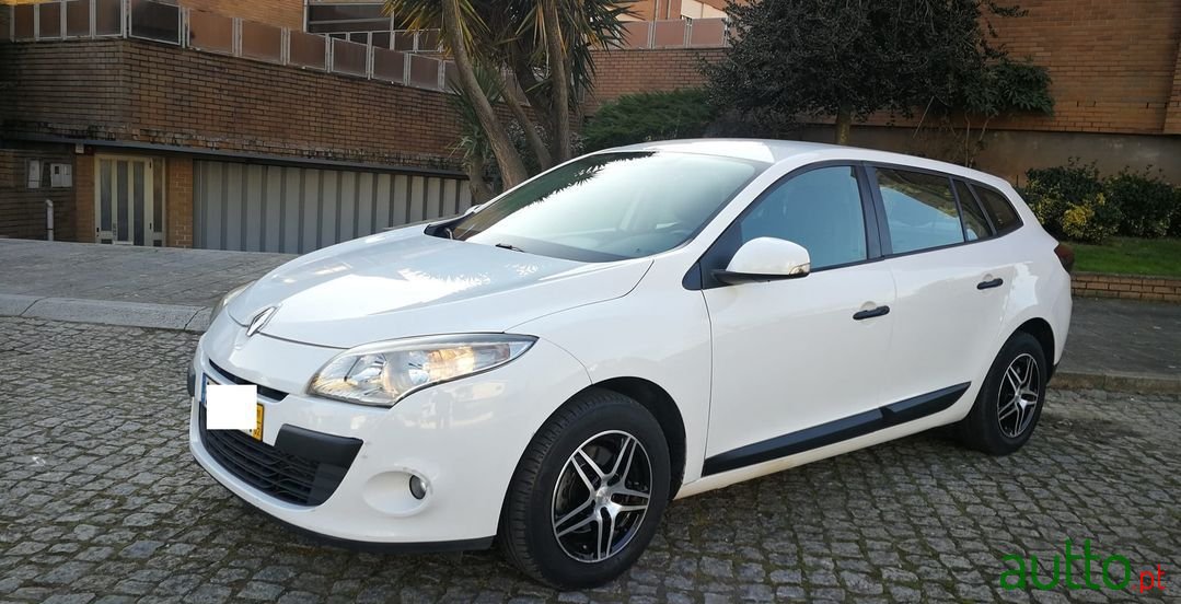 2011' Renault Megane Sport Tourer photo #3