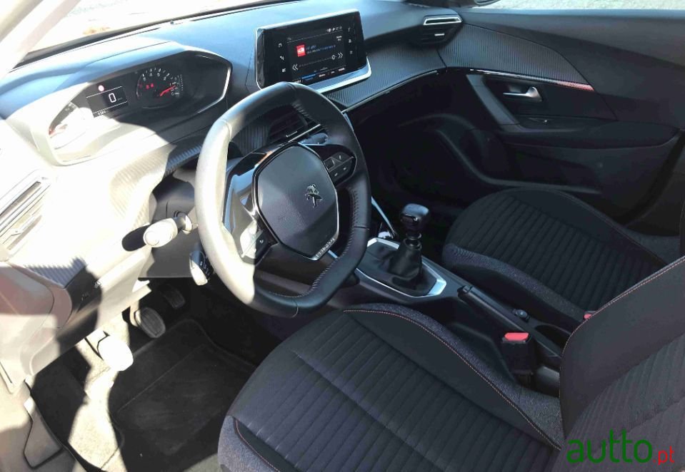 2021' Peugeot 2008 photo #6