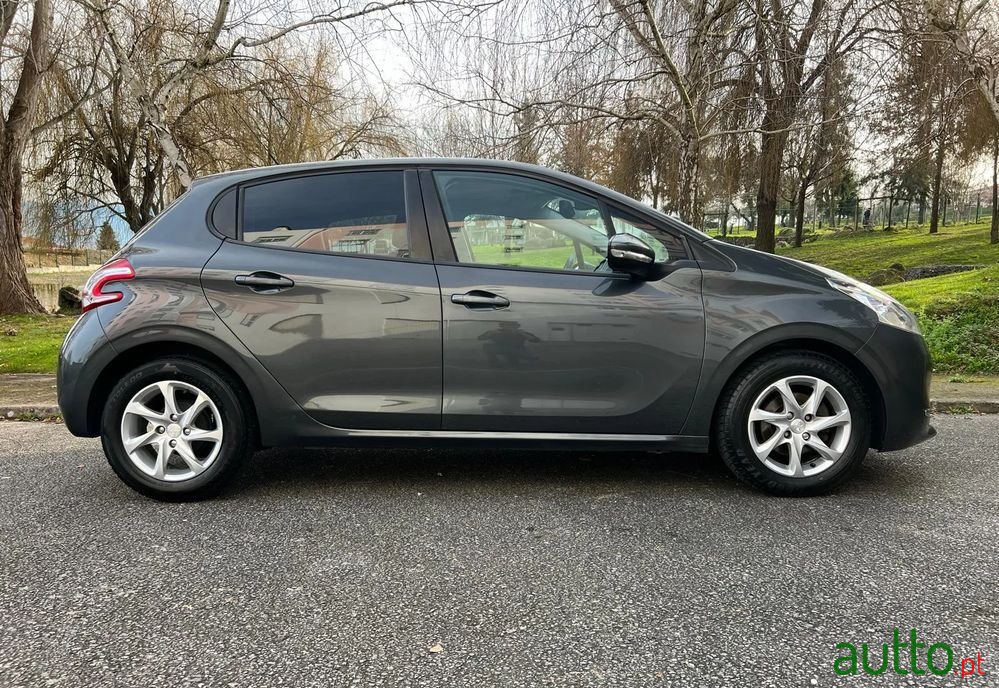 2015' Peugeot 208 1.4 Hdi Active photo #5