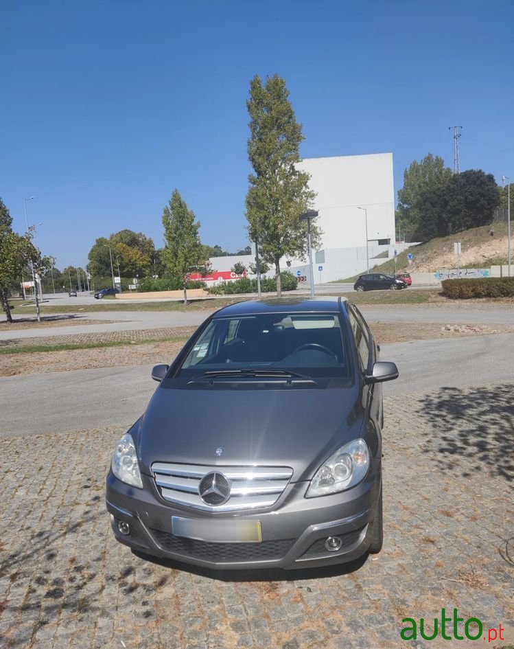 2011' Mercedes-Benz B 180 photo #2