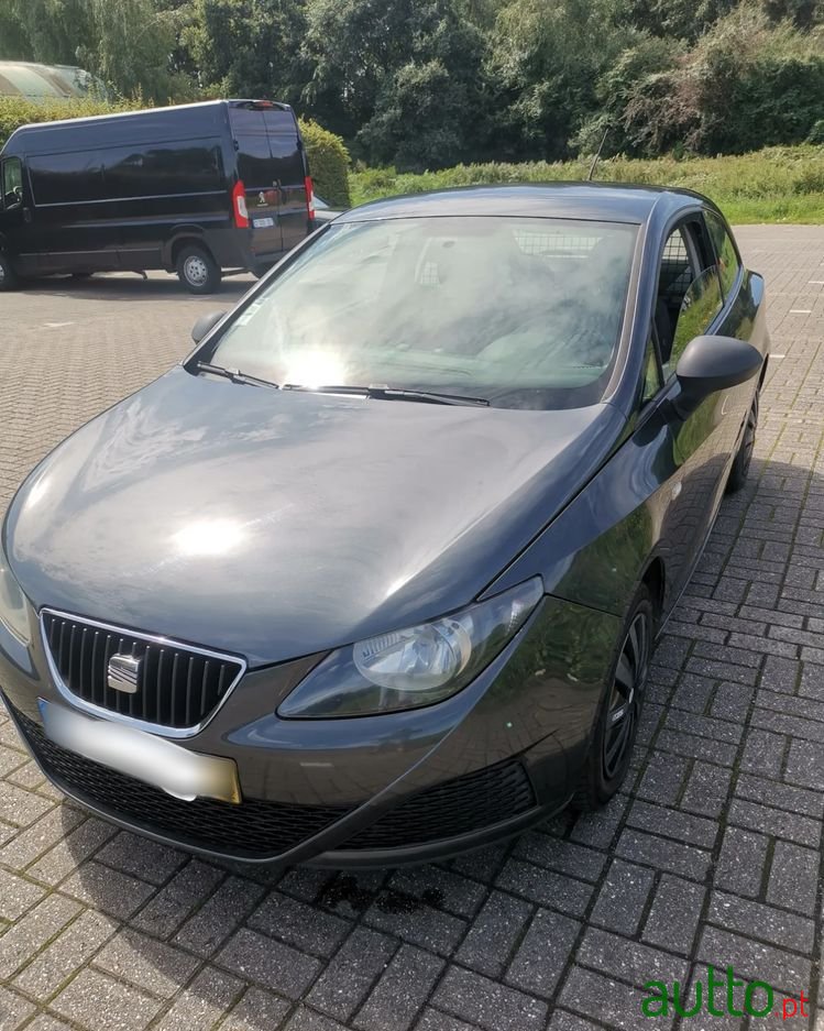 2011' SEAT Ibiza photo #2