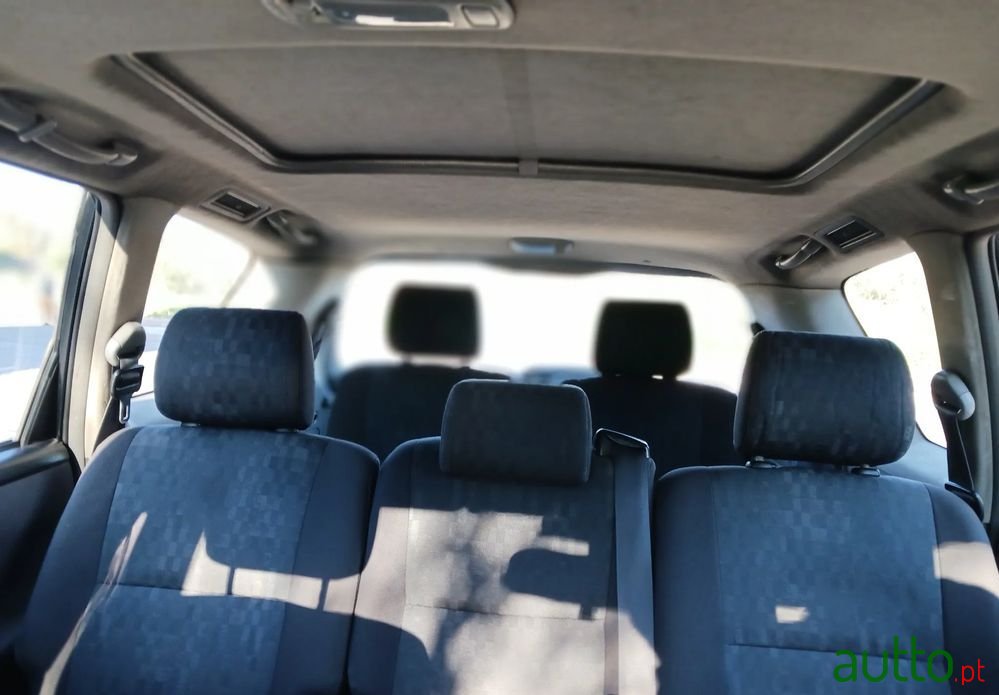 2002' Toyota Avensis Verso photo #4