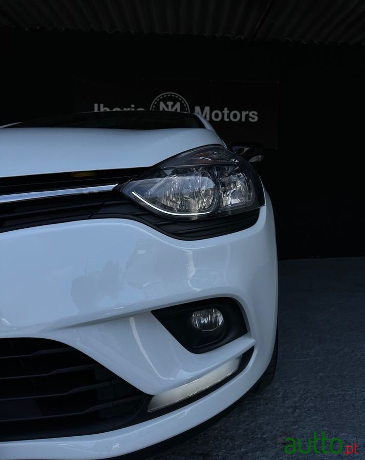 2020' Renault Clio Sport Tourer photo #3
