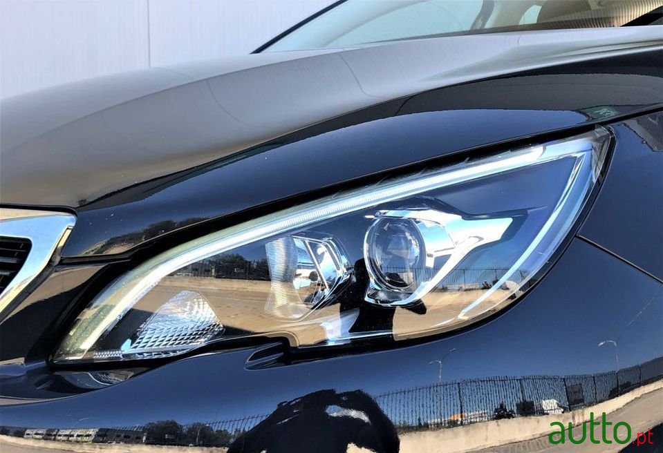 2017' Peugeot 308 photo #2