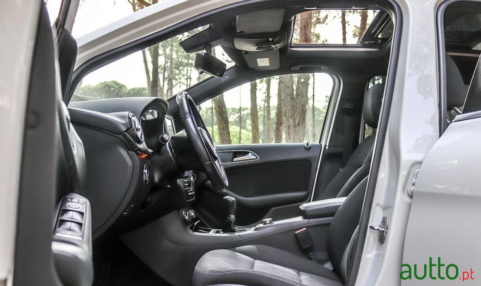 2014' Mercedes-Benz B-200 photo #5