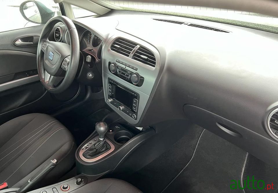 2012' SEAT Leon photo #4