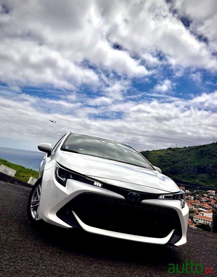 2019' Toyota Corolla Touring Sports photo #1