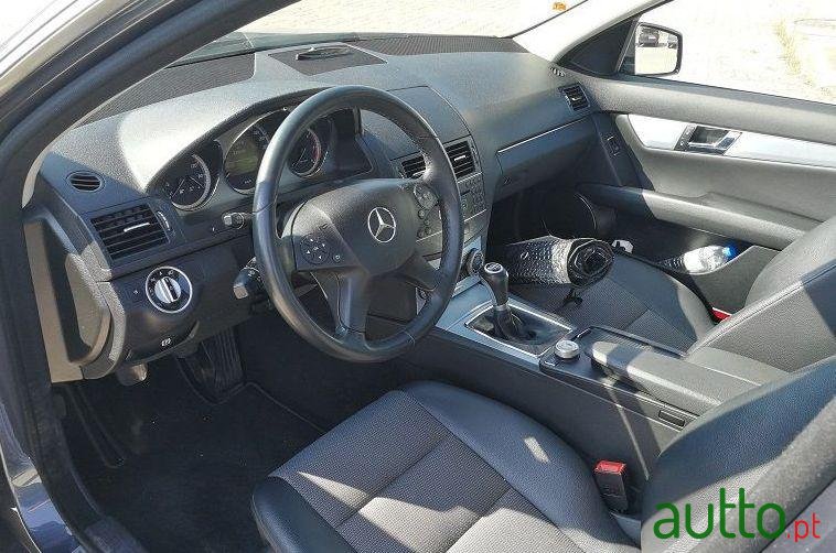 2011' Mercedes-Benz C-220 Avantgarde photo #2